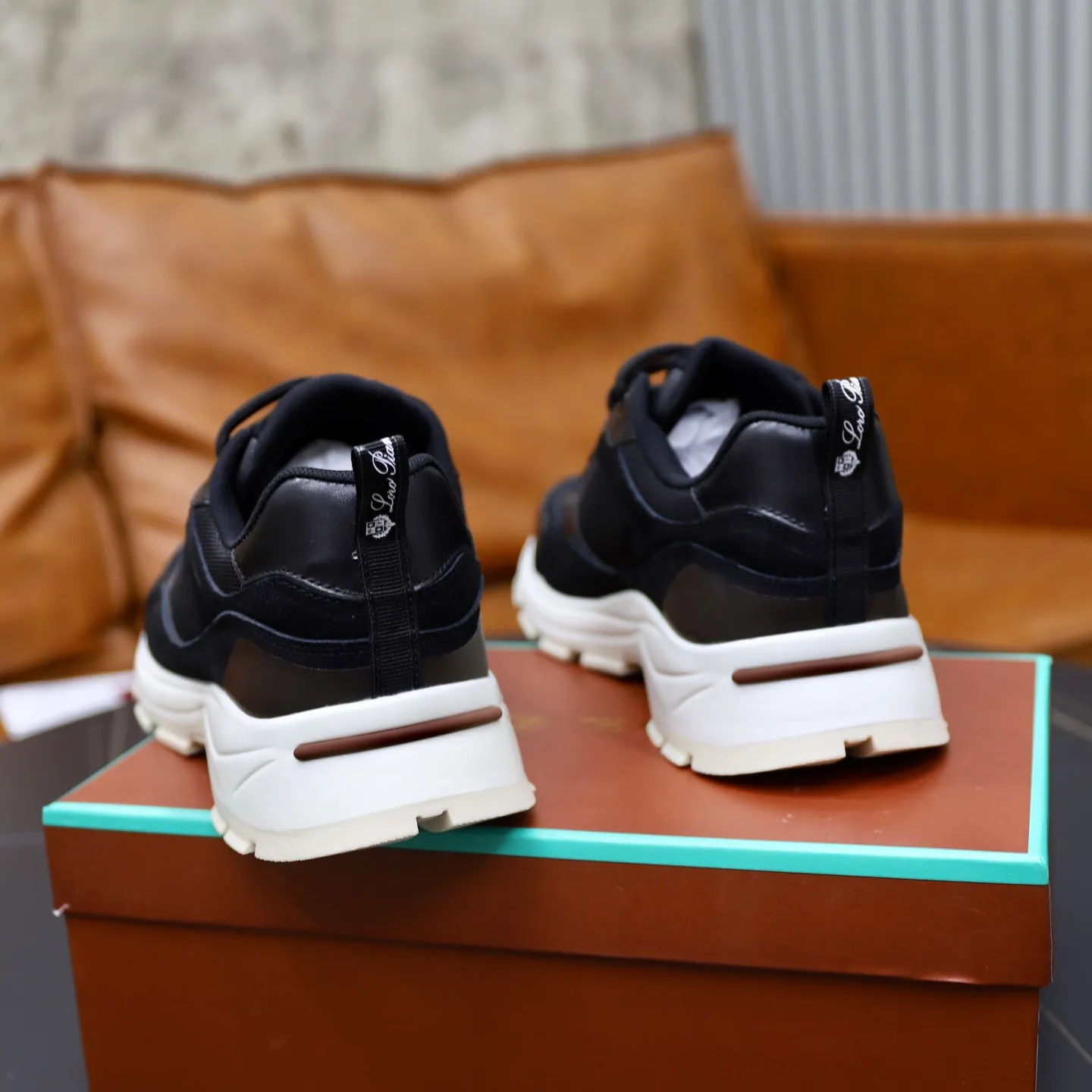 Factory price: 💰520Loropiana LP men's shoes ♞size; 38-44 "45.46 customization" cowhide stitching. It is really easy to wear, lazy, loose, casual, perfect comfort. There are many color choices, and they all look good with clothes. Is it true that Loropiana can bring social value? “Loropiana is the best thing money can buy”